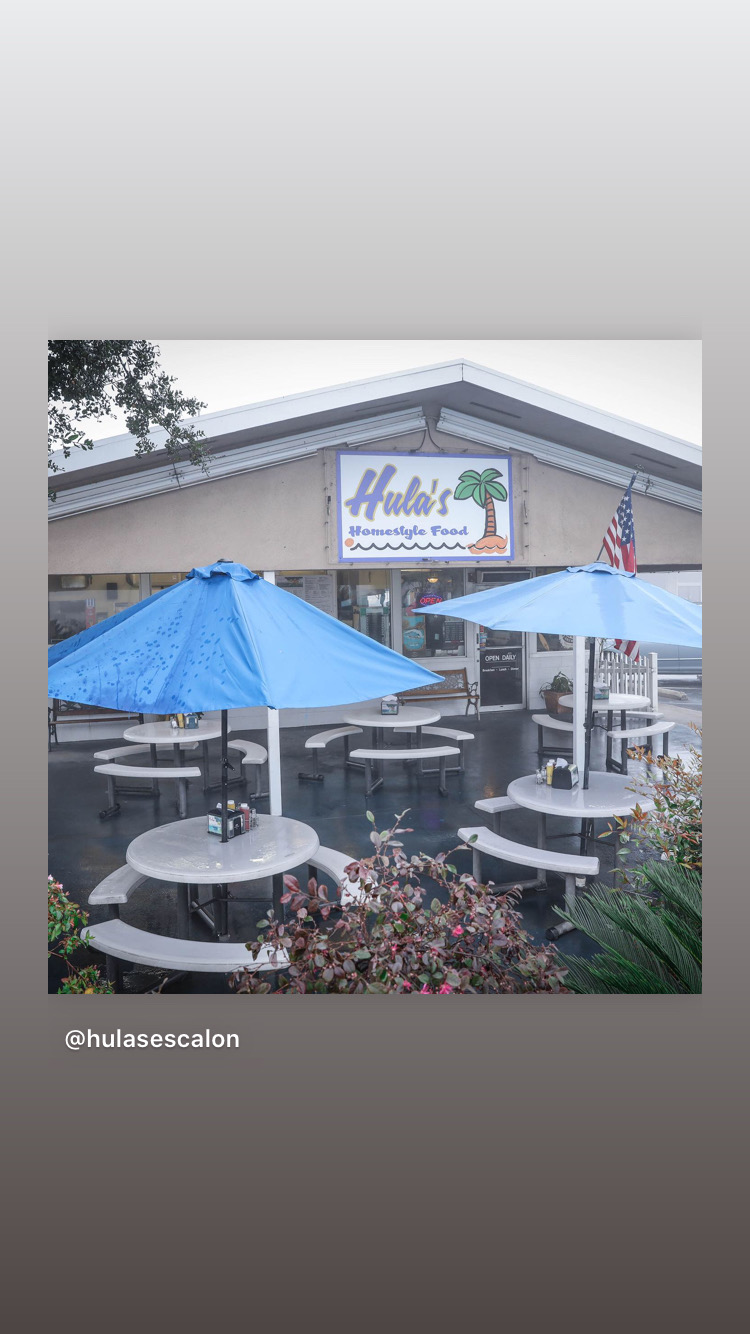 Outdoor patio seating at Hula’s in Escalon